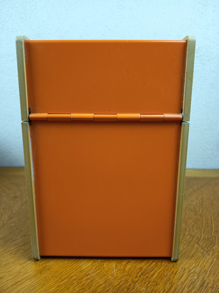Boîte à fiches Flambo vintage à façade orange et côtés beige clair, présentée fermée.