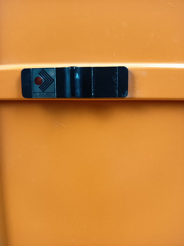 Boîte à fiches Flambo vintage à façade orange et côtés beige clair, présentée fermée.