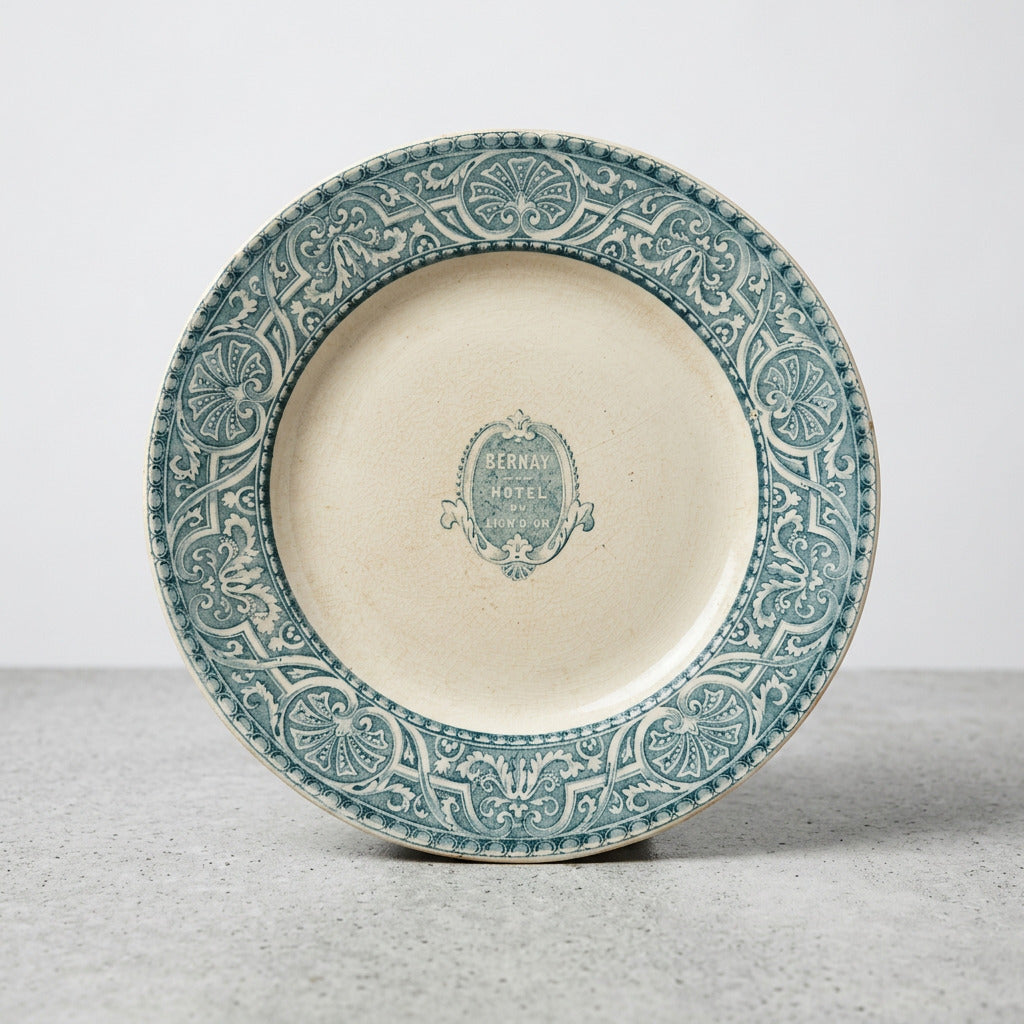 Assiette ancienne de l’Hôtel du Lion d’Or à Bernay, décor Henri II bleu-vert de Creil et Montereau, diamètre 24 cm.