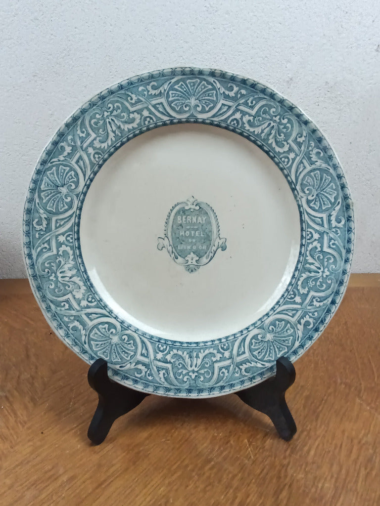 Assiette ancienne de l’Hôtel du Lion d’Or à Bernay, décor Henri II bleu-vert de Creil et Montereau, diamètre 24 cm.