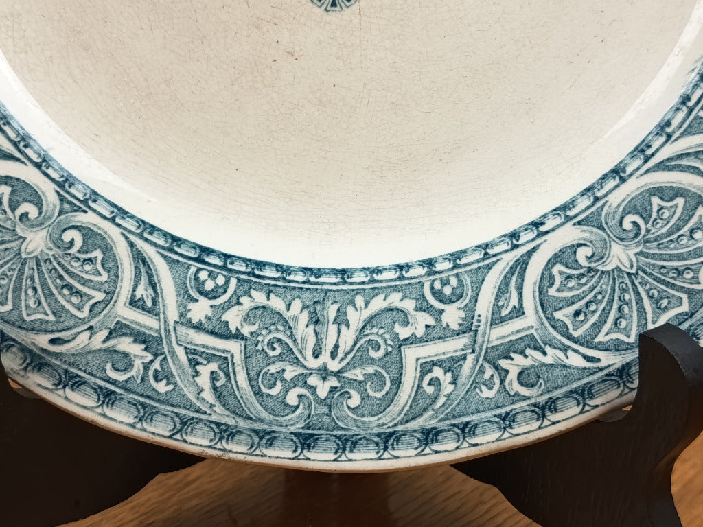 Assiette ancienne de l’Hôtel du Lion d’Or à Bernay, décor Henri II bleu-vert de Creil et Montereau, diamètre 24 cm.