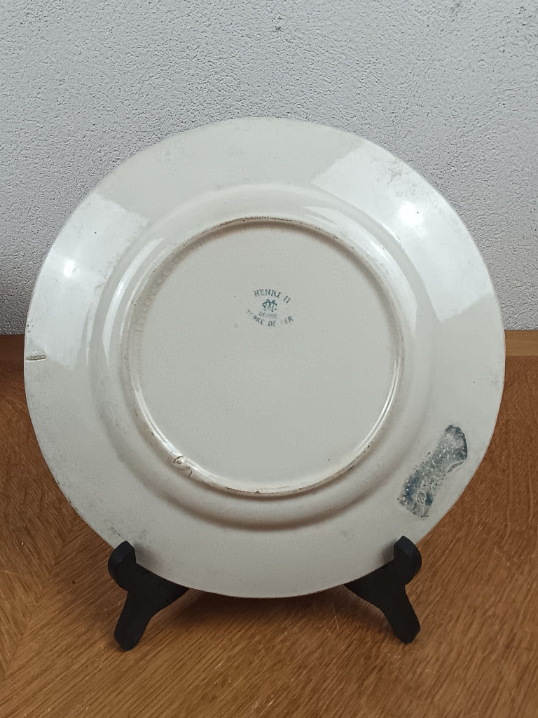 Assiette ancienne de l’Hôtel du Lion d’Or à Bernay, décor Henri II bleu-vert de Creil et Montereau, diamètre 24 cm.