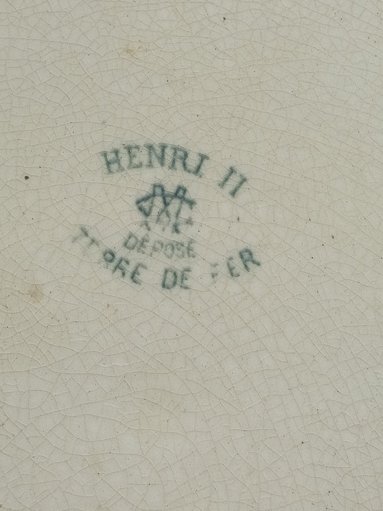 Assiette ancienne de l’Hôtel du Lion d’Or à Bernay, décor Henri II bleu-vert de Creil et Montereau, diamètre 24 cm.