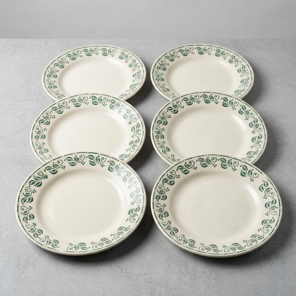 Lot de six assiettes anciennes en terre de fer Choisy-le-Roi Boulenger, décor de feuillages verts sur fond ivoire, diamètre 21,5 cm.