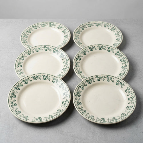 Lot de six assiettes anciennes en terre de fer Choisy-le-Roi Boulenger, décor de feuillages verts sur fond ivoire, diamètre 21,5 cm.