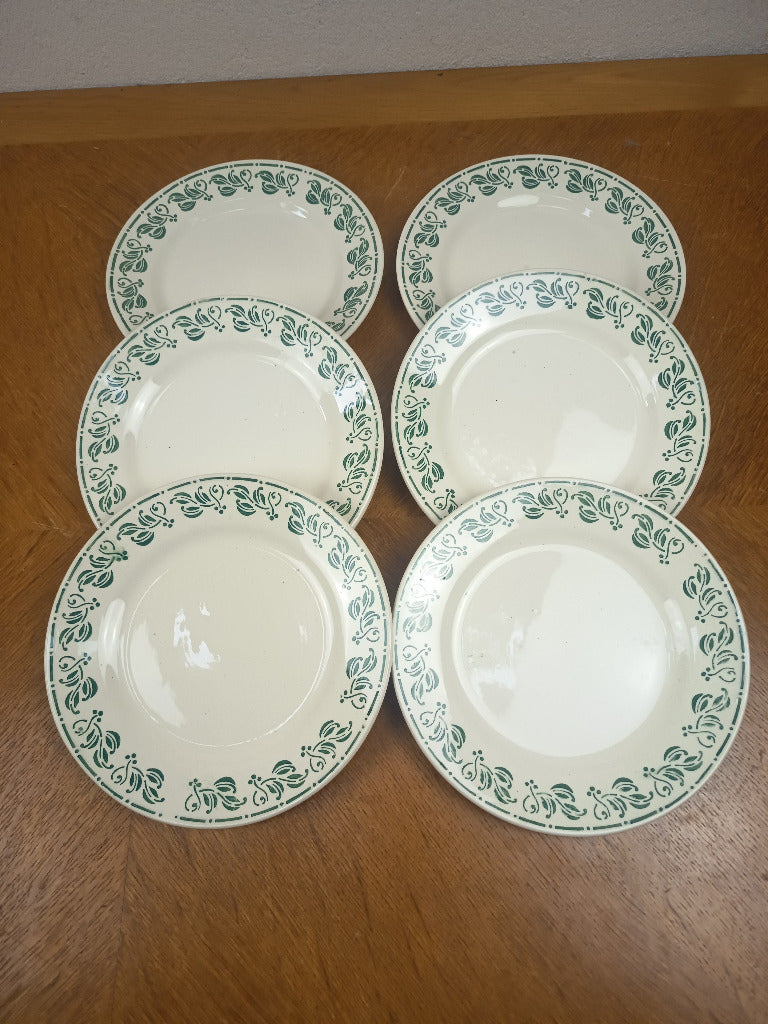 Lot de six assiettes anciennes en terre de fer Choisy-le-Roi Boulenger, décor de feuillages verts sur fond ivoire, diamètre 21,5 cm.