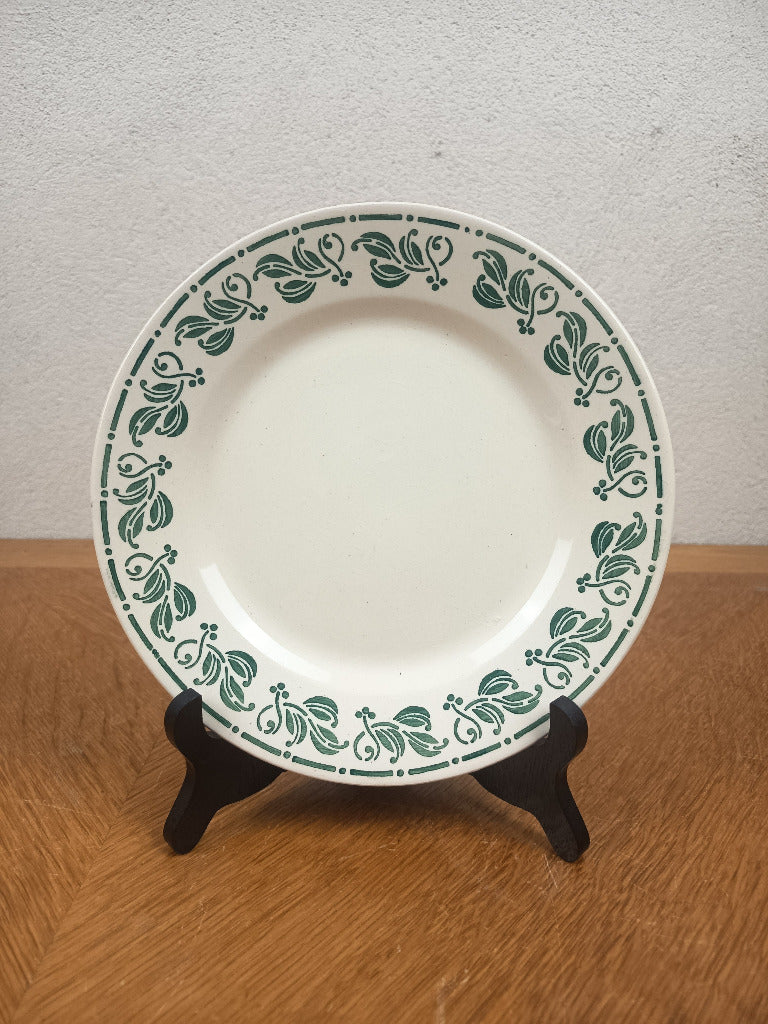 Lot de six assiettes anciennes en terre de fer Choisy-le-Roi Boulenger, décor de feuillages verts sur fond ivoire, diamètre 21,5 cm.