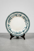 Assiette ancienne en terre de fer Boulenger Choisy-le-Roi, modèle Lyonnais, décor bleu-vert d’oiseaux et branches fleuries, diamètre 23,5 cm.