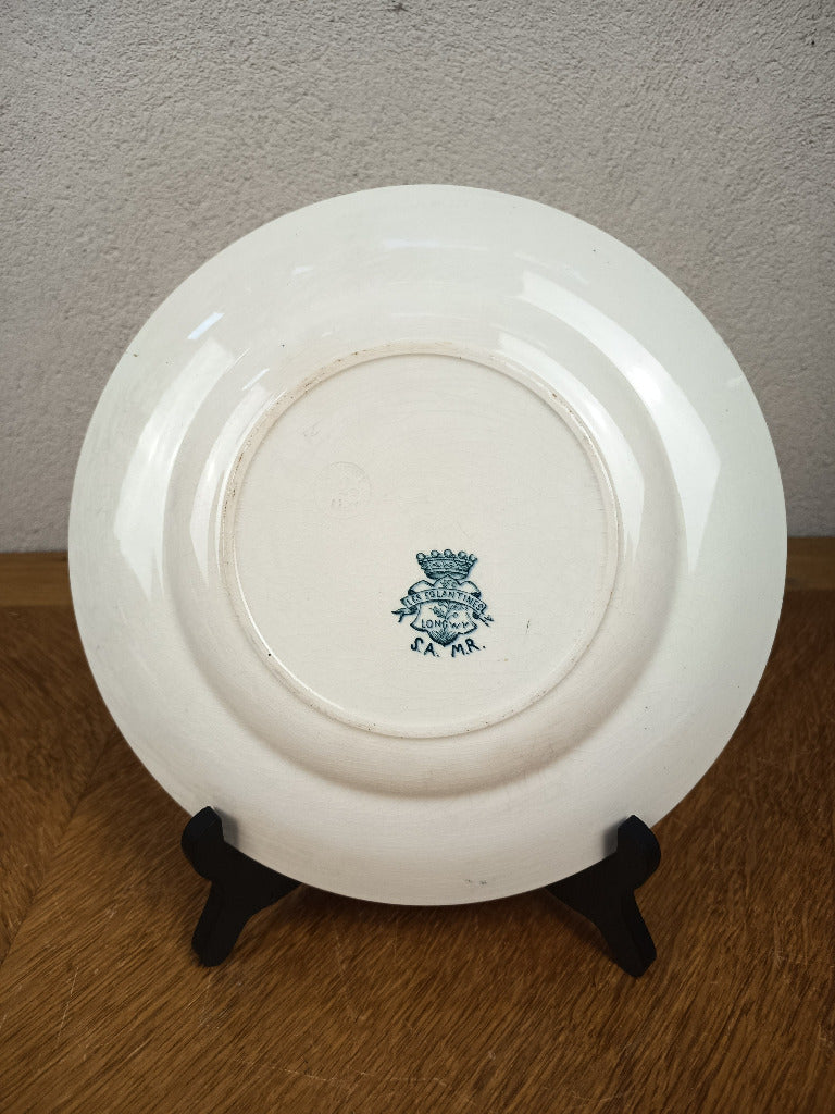Assiette ancienne Longwy Les Églantines en terre de fer, décor floral bleu-vert sur fond ivoire, diamètre 23,5 cm.