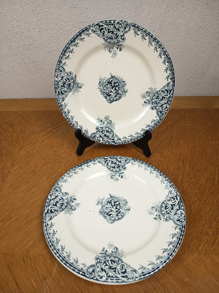 Deux assiettes anciennes en terre de fer décor Fontenoy bleu foncé, dont une marquée R & A Salins, diamètre 21,5 cm.
