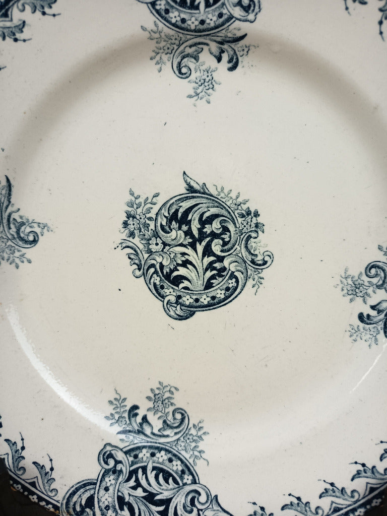 Deux assiettes anciennes en terre de fer décor Fontenoy bleu foncé, dont une marquée R & A Salins, diamètre 21,5 cm.