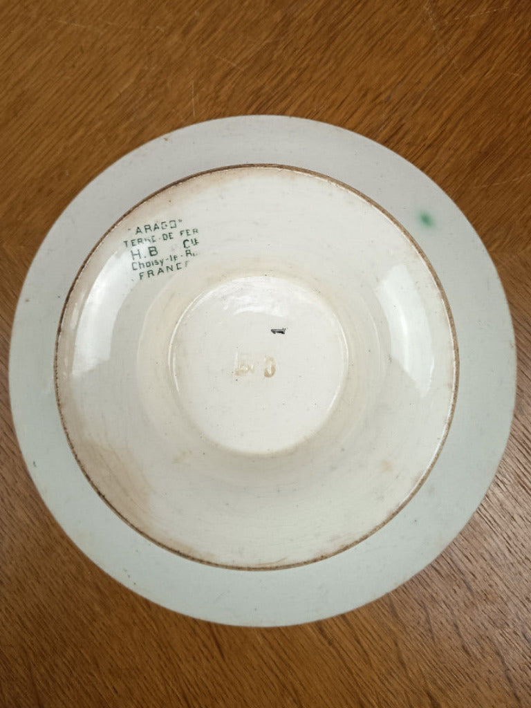 Compotier ancien Boulenger Arago en terre de fer polychrome, cartouches bleus et roses jaunes et rouges, diamètre 22 cm et hauteur 6 cm