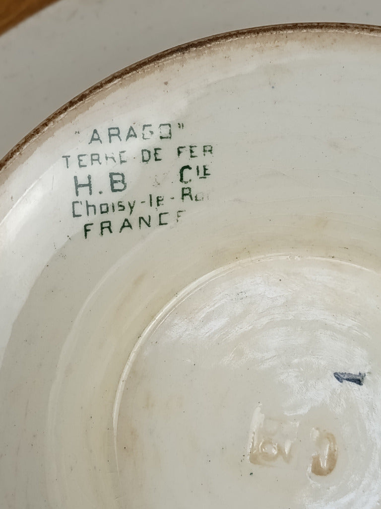 Compotier ancien Boulenger Arago en terre de fer polychrome, cartouches bleus et roses jaunes et rouges, diamètre 22 cm et hauteur 6 cm
