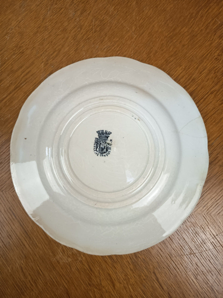 Assiette Gien L’Hercule n° 12 à scène foraine et bordure végétale noire sur fond ivoire