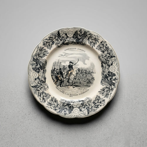 Assiette ancienne Gien Expédition d’Orient n° 3, Omer-Pacha à la bataille d’Oltenitza, décor noir, diamètre 20 cm, avec pertes d’émail au centre.