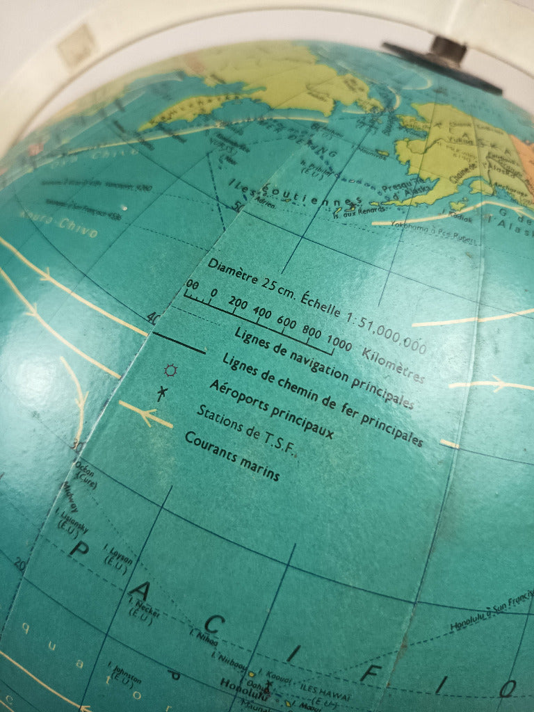 Globe terrestre lumineux Cartes Taride vintage allumé sur son support en métal blanc