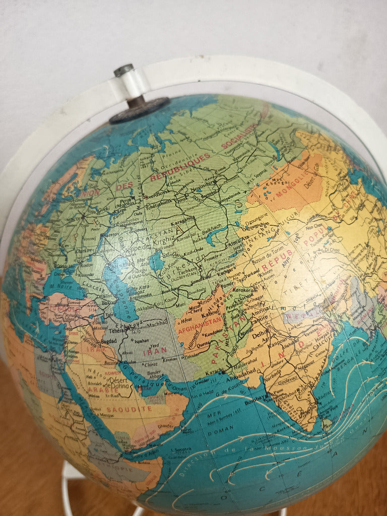 Globe terrestre lumineux Cartes Taride vintage allumé sur son support en métal blanc